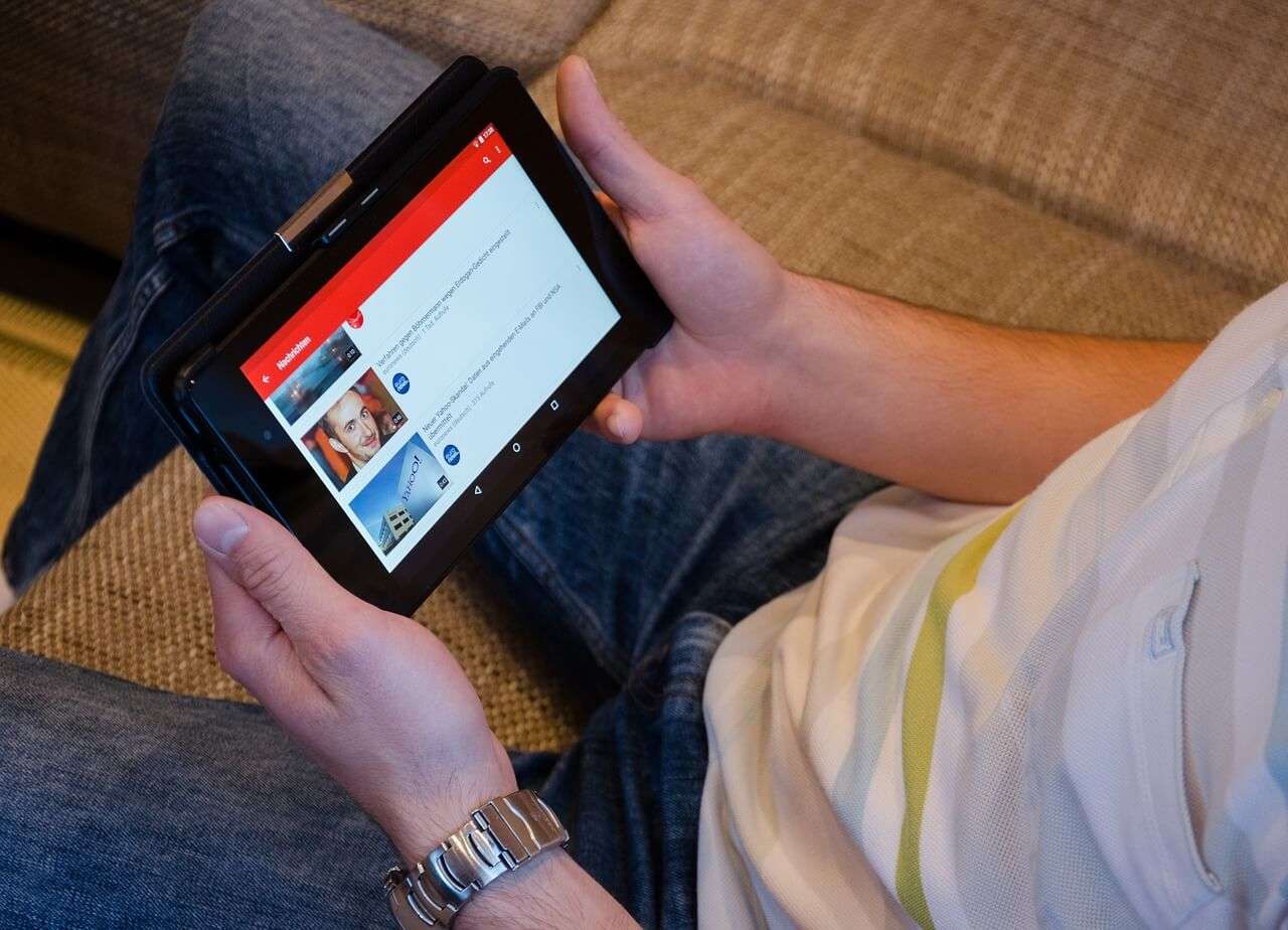 Social Media Kanäle - YouTube auf Tablet